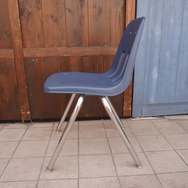 アメリカVIRCO(ヴァルコ)社の9000 CHAIR ネイビーです。機能的で