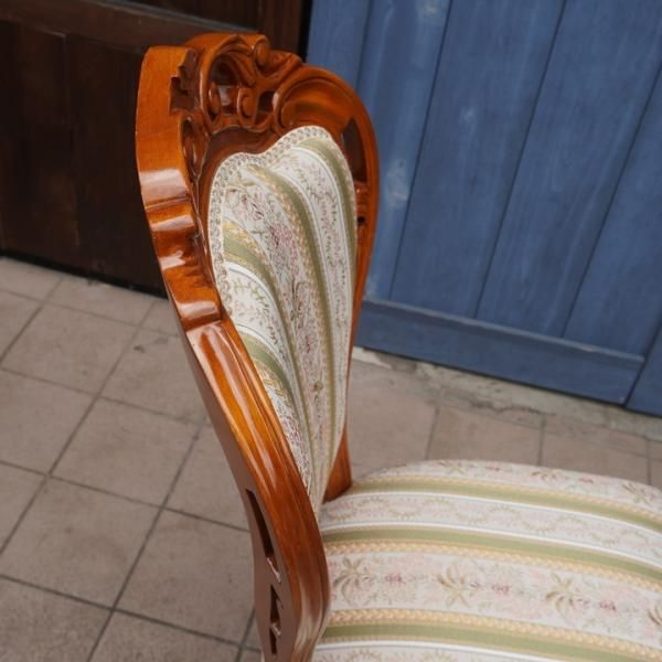 イタリア製のダイニングチェア2脚セットです。華麗な彫刻と猫脚が魅力