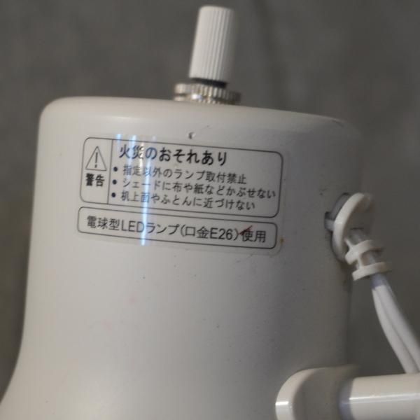 人気の無印良品(MUJI)よりLED アルミフロアライトです。高さや角度が