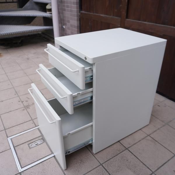 人気のMUJI(無印良品)のスチールキャビネットです。シンプルで