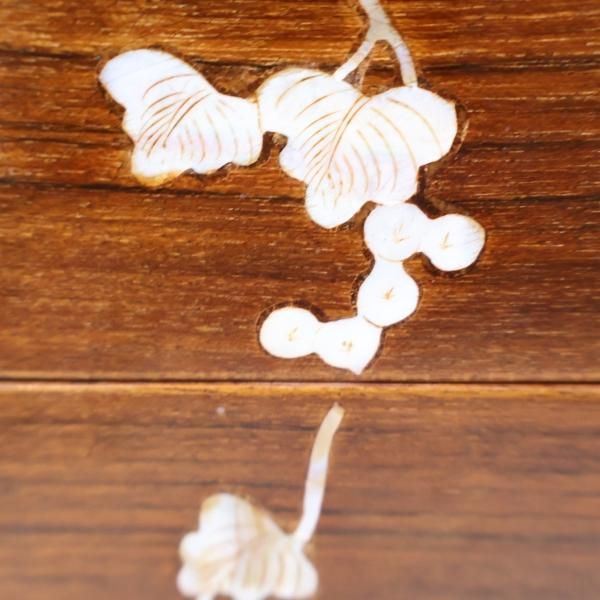 螺鈿細工が施されたアンティーク調の花梨材の卓上チェストです。葉の