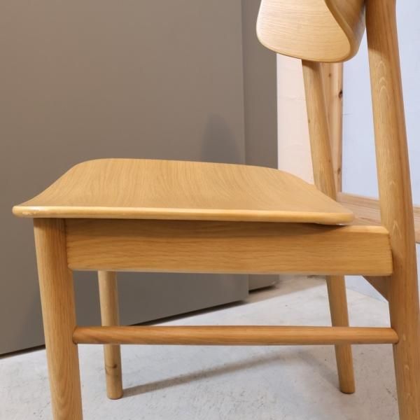 人気の無印良品(MUJI)のオーク材を使用したラウンドチェアーです。北欧
