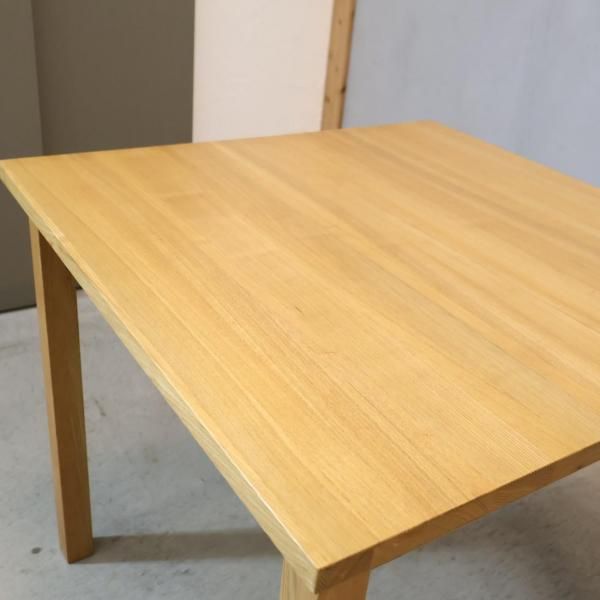 無印良品の稀少なタモ材を使用したダイニングテーブルです♪80×80cmの