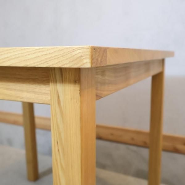 無印良品の稀少なタモ材を使用したダイニングテーブルです♪80×80cmの
