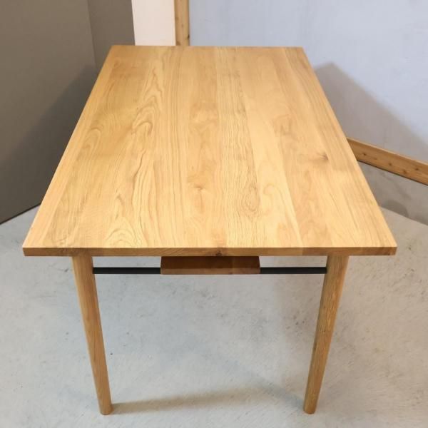 unico(ウニコ)のNEAL(ニール)シリーズのダイニングテーブルです