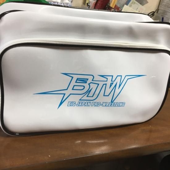 BJW公式グッズ】エナメルスポーツバッグ - BJ-SHOP（大日本プロレス