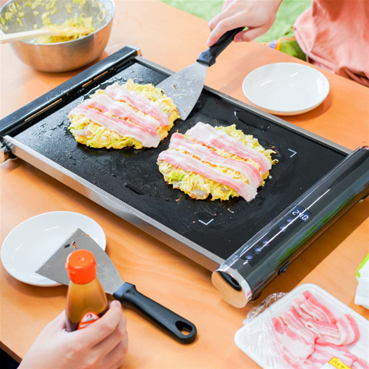 金属ヘラや金たわしをガシガシ使える、剛健ホットプレート「C-NHP21B