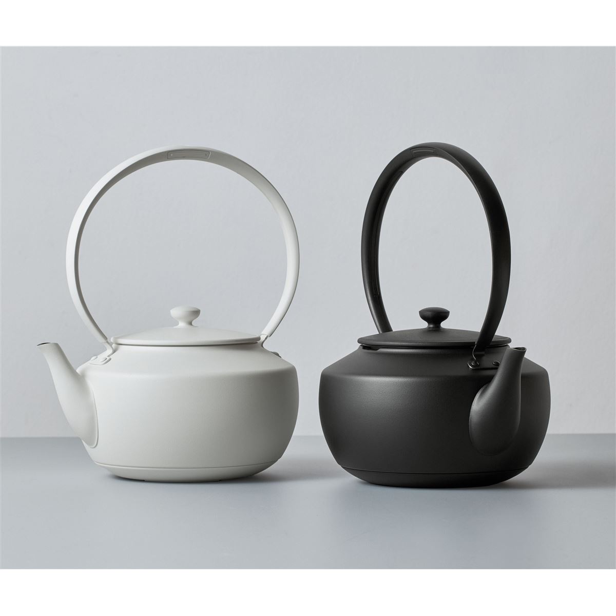 バルミューダ、やかんのようなデザインの電気ケトル「MoonKettle