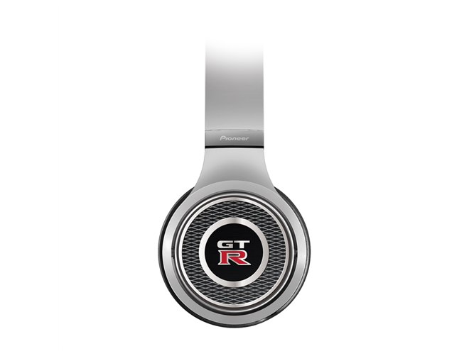 パイオニア、日産のスポーツカー「GT-R」とのコラボヘッドホンを限定