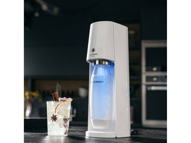 ワンタッチで炭酸を注入して強さも選べる、電動ソーダストリーム「E