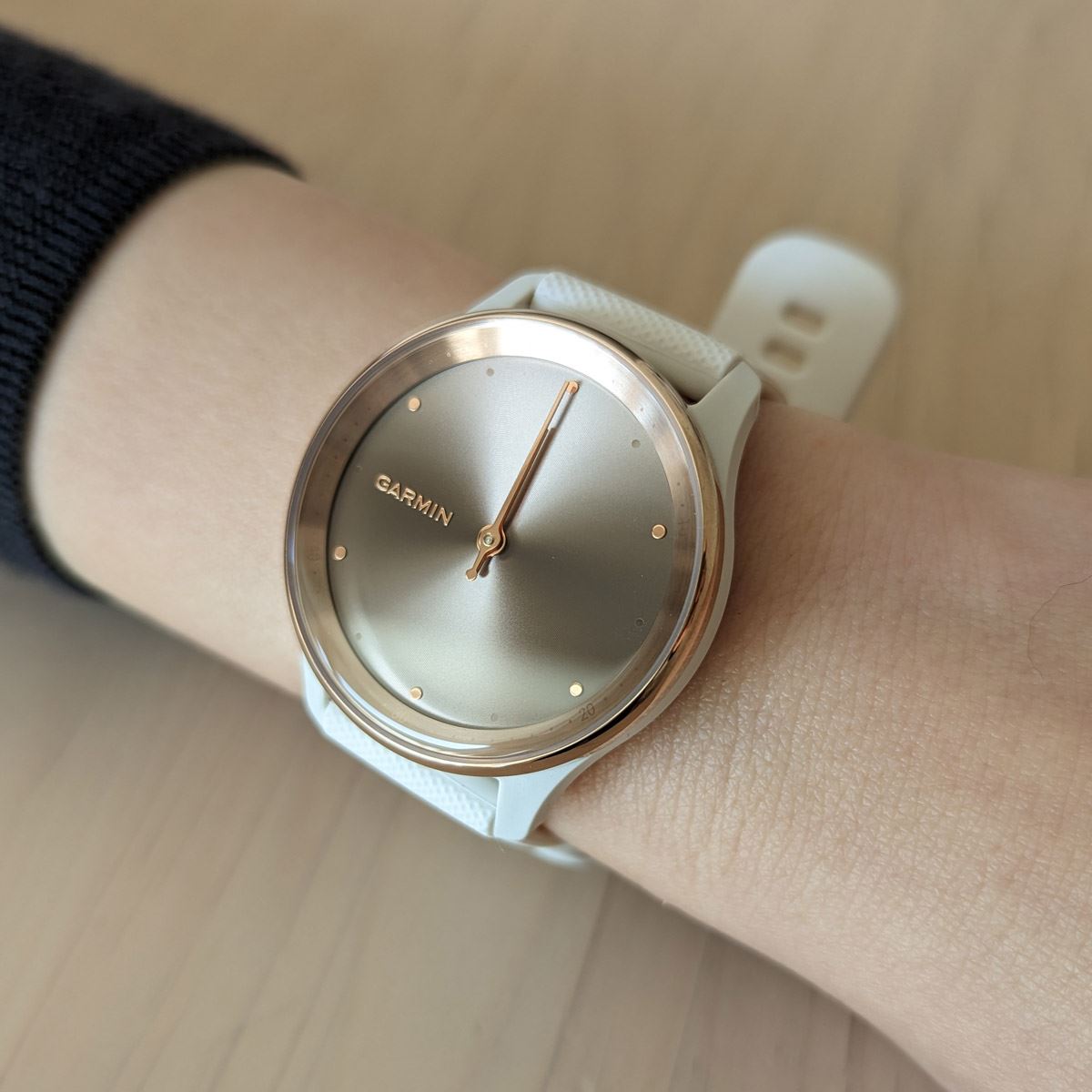 スマートウォッチにオシャレを求めたい！ それならガーミン「vivomove