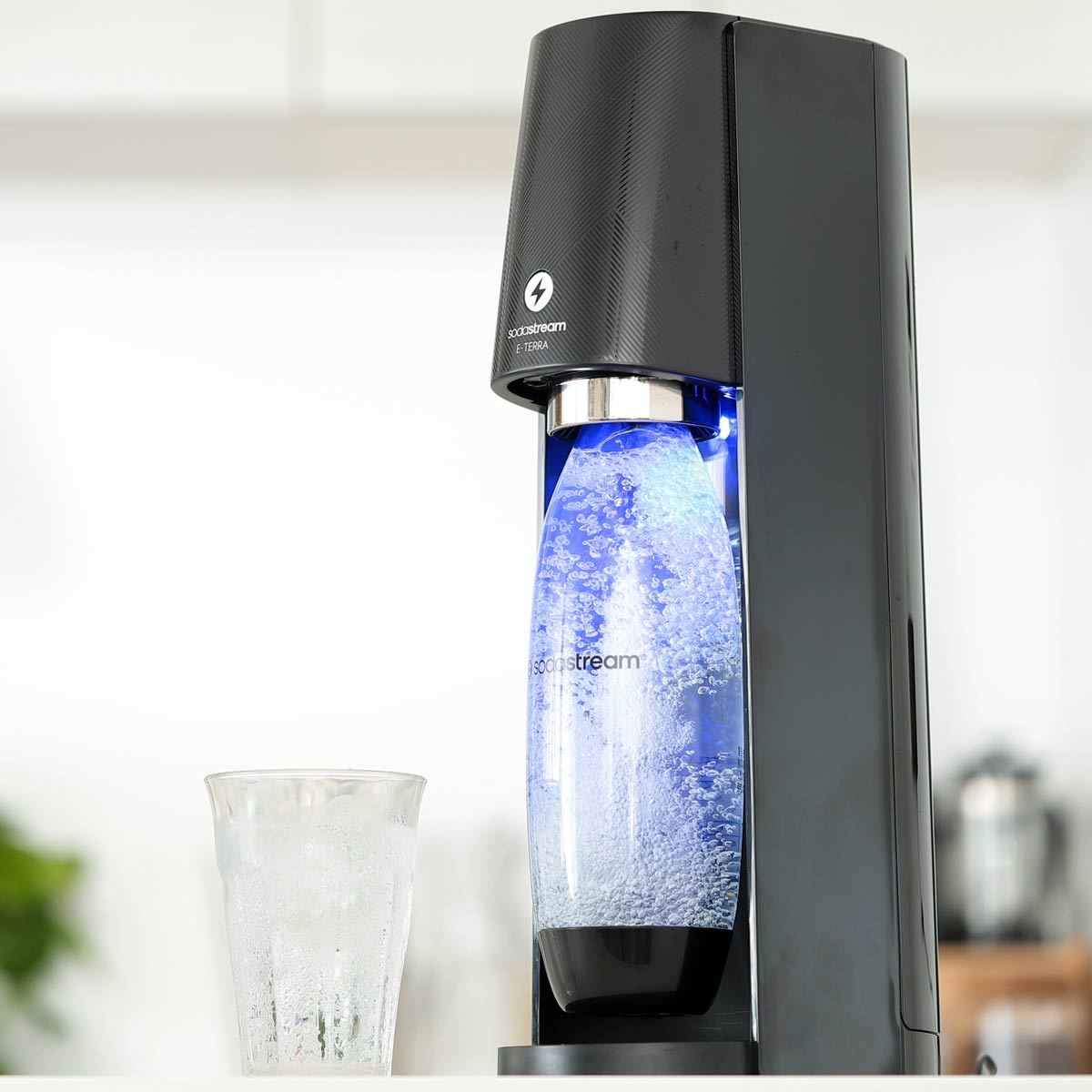 強炭酸もワンタッチ！ より簡単に生炭酸が作れる電動の新ソーダ