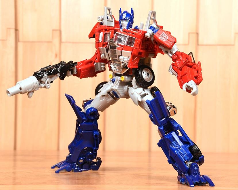 レジェンダリーオプティマスプライム」、過去の“武器一体変形型”を凌駕