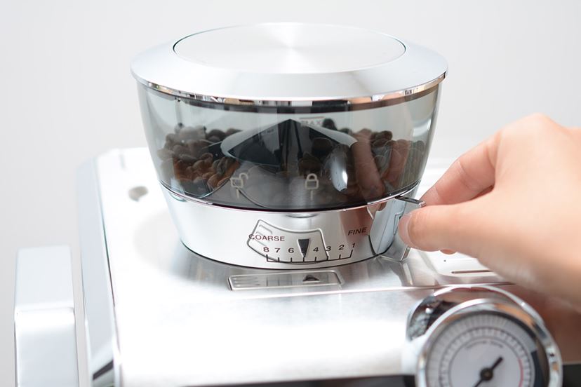 玄人も素人も楽しめる！ “全自動じゃない”デロンギのグラインダー付き