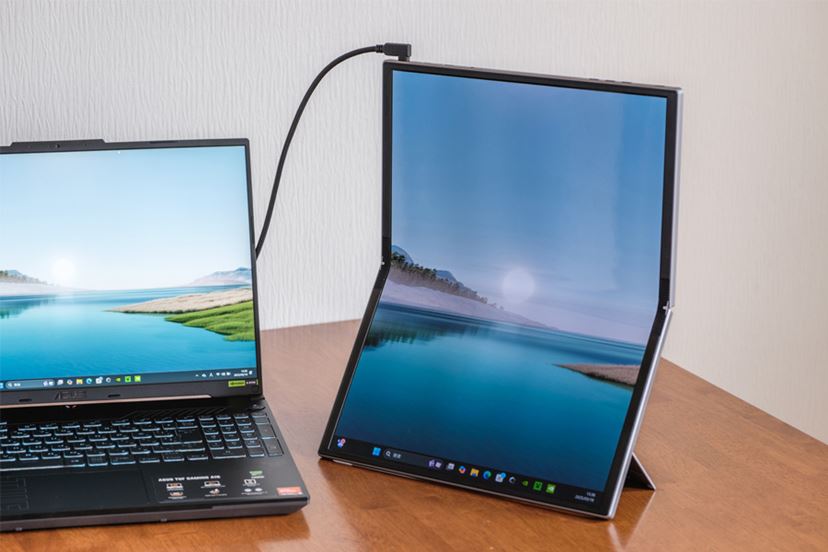 17.3型がこのサイズに!? 折りたためるポータブルモニターASUS