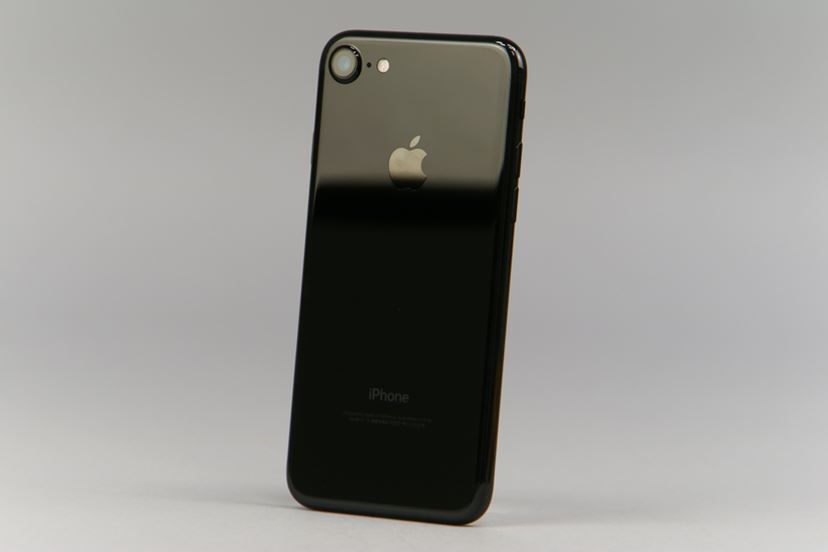 iPhone 7」レビュー、360度どこから見ても真っ黒な「ジェットブラック