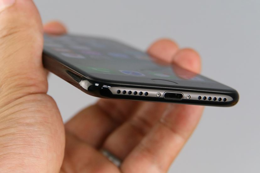 iPhone 7」レビュー、360度どこから見ても真っ黒な「ジェットブラック
