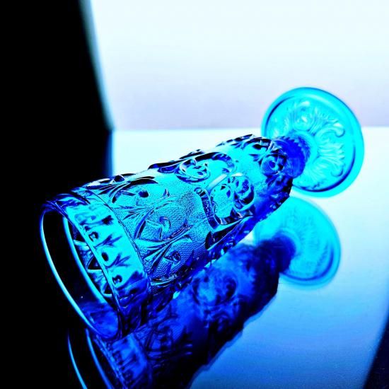 豪華なオールドバカラ アラベスクの青いシャンパンフルート【1840年