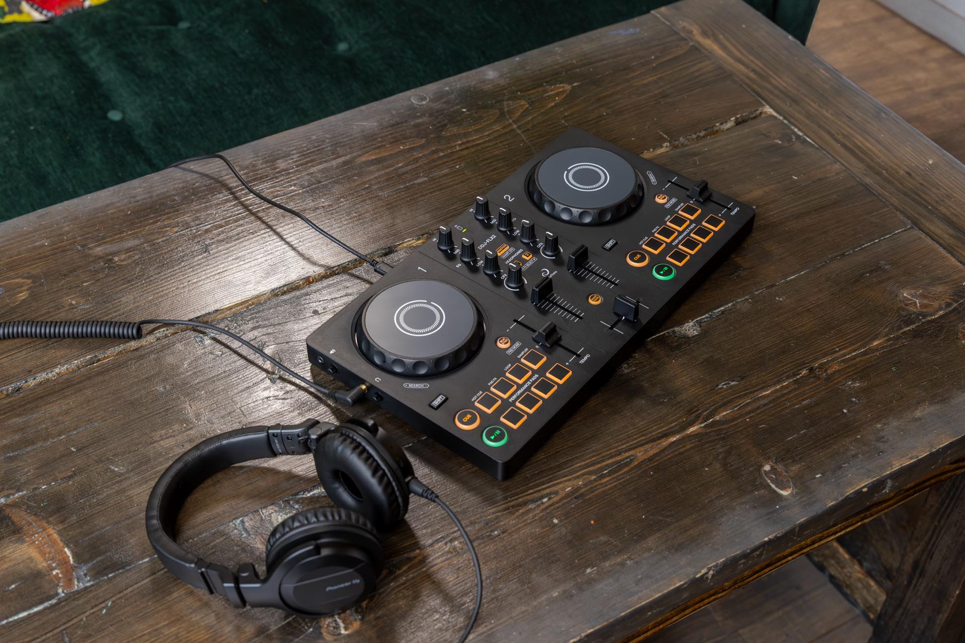 AlphaTheta DDJ-FLX2 | 多彩なDJアプリと音楽ストリーミングサービスに