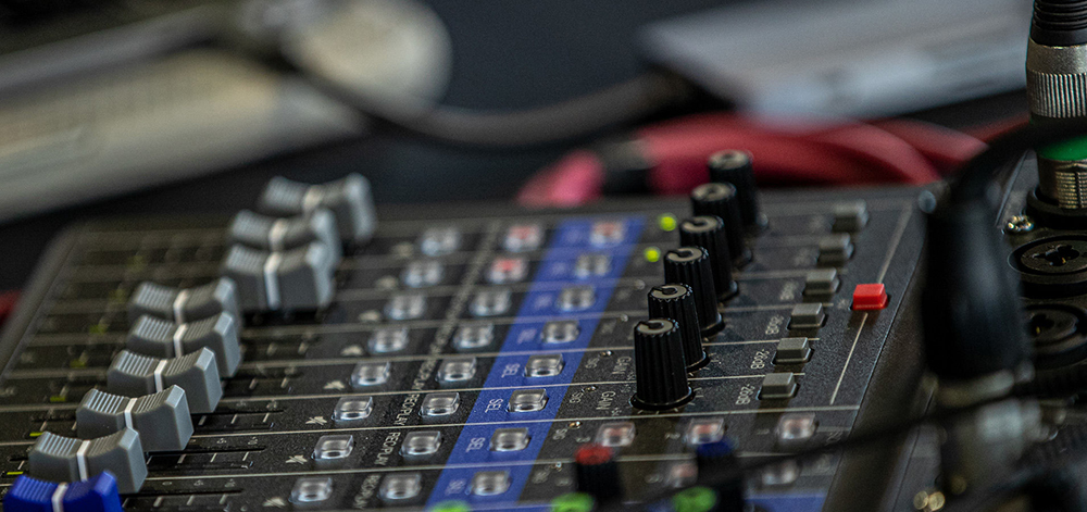 ZOOM LiveTrak L-8 | ライブ同期や配信にも対応するミキサー