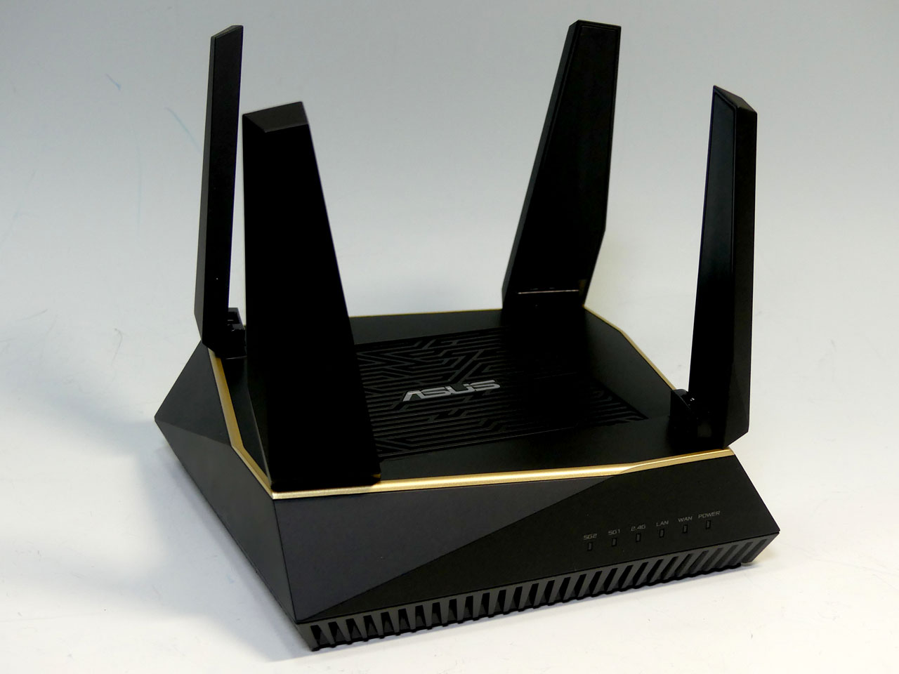 小さいのに速くて安い「Wi-Fi 6×トライバンド」、ASUS「RT-AX92U」を