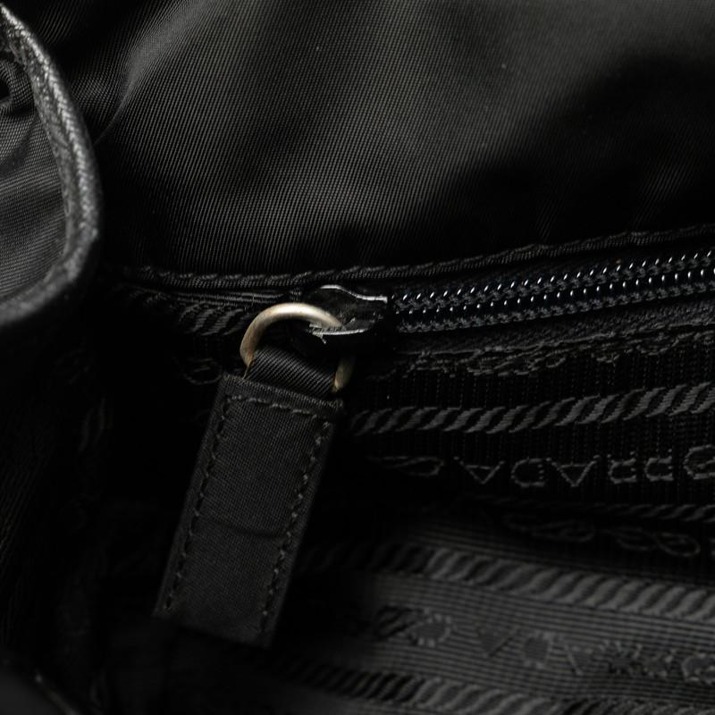 PRADA（プラダ） 三角ロゴプレート 斜め掛け ショルダーバッグ