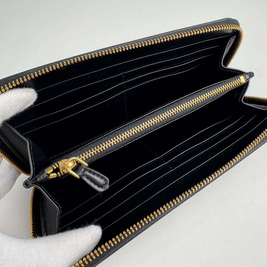 PRADA（プラダ） トライアングル ロゴ 長財布 エンボス ラウンド