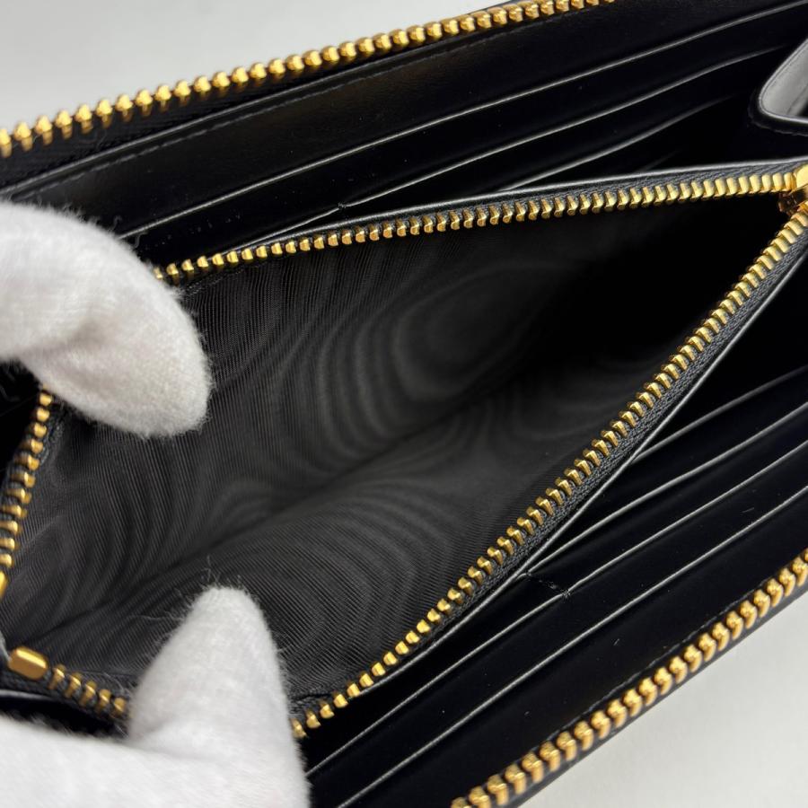 PRADA（プラダ） トライアングル ロゴ 長財布 エンボス ラウンド