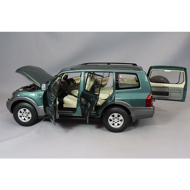 サンスター 1/18 三菱 パジェロ V73 グリーンメタリック 左ハンドル