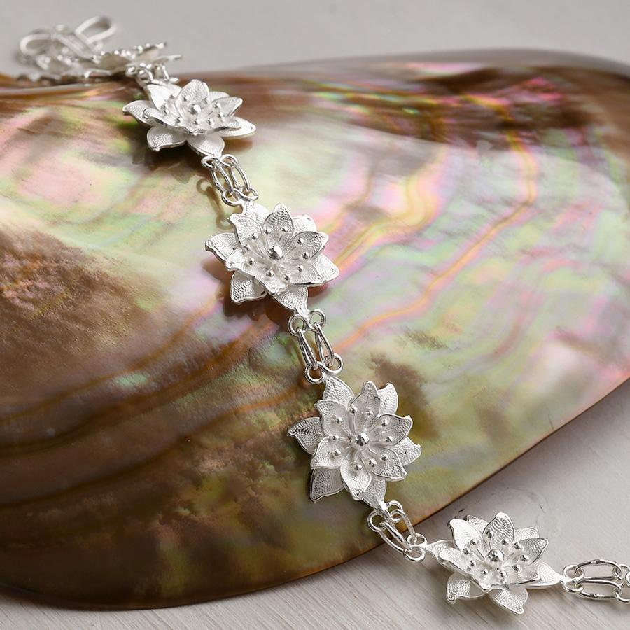 シルバー フィリグリー フラワー ブレスレット 繊細に編み込まれた銀線