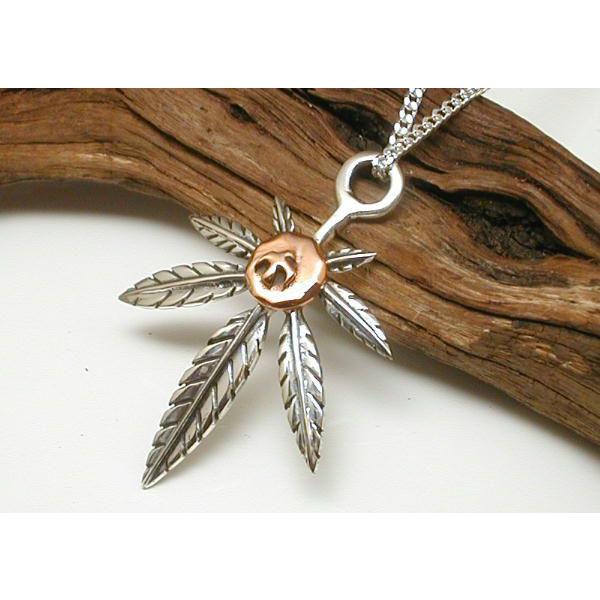 でかいマリファナリーフ（大麻葉）のネックレス細工が職人技T1712kt