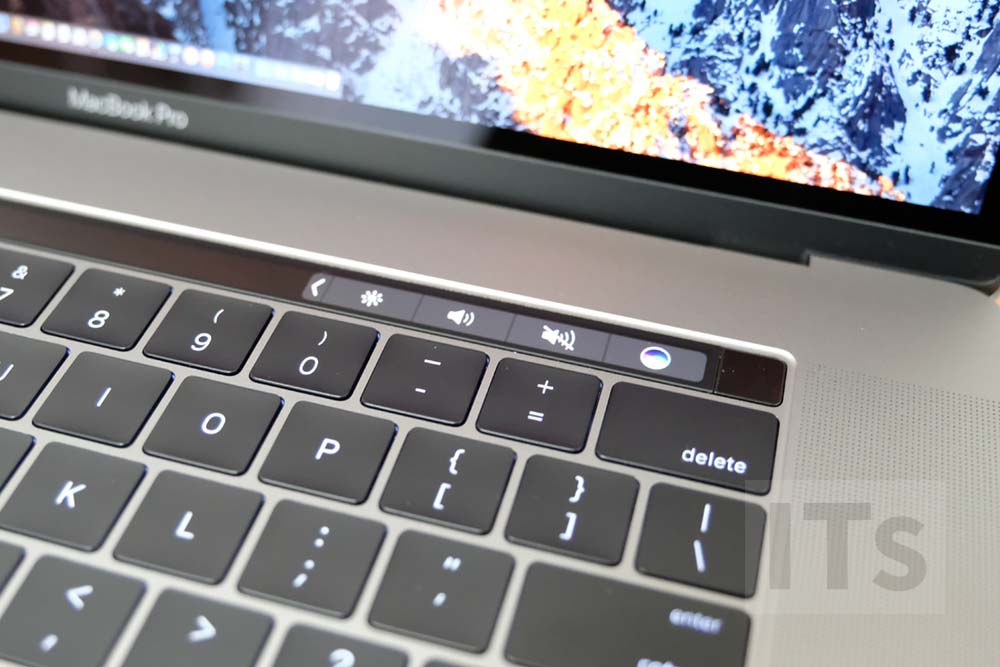 15インチMacBook Pro 2016【開封レビュー】旧型の外観比較もしてみた