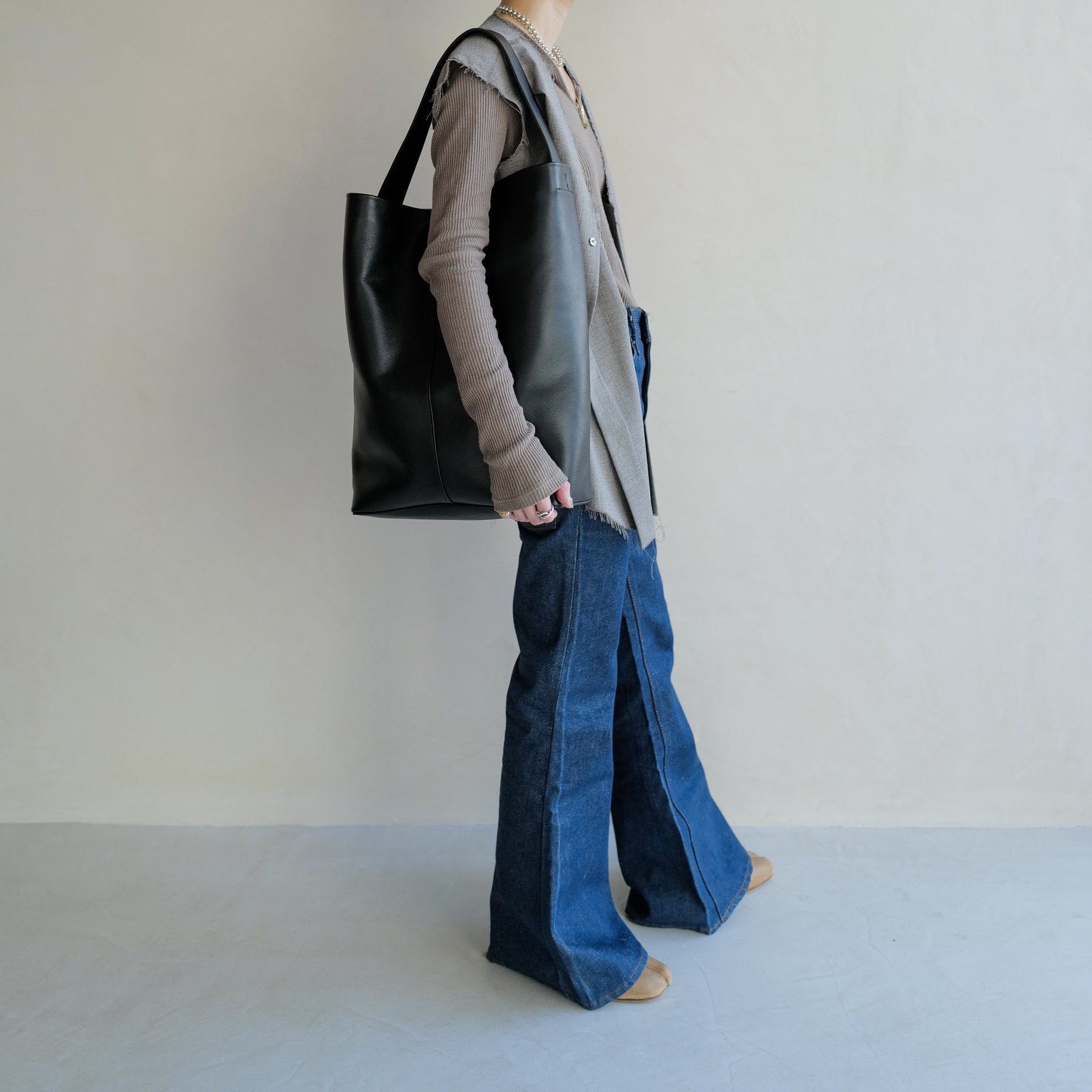 MARY BUCKET SHOULDER MM / RAPTO FLEX｜上品レザーの軽量ワン