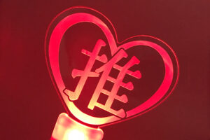 シャープな文字が光り輝くハート型のペンライト | 推し活・オリジナル