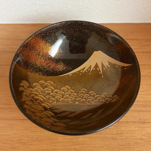 輪島塗 ぐい飲み ちょこ形 –三保松原の高蒔絵仕上げ- [内外面とも黒色