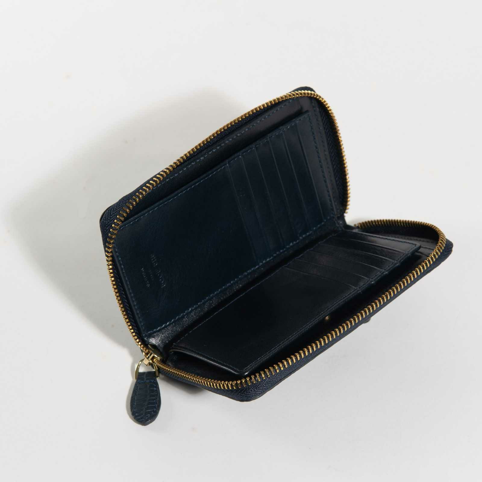 最高級 MADE IN ITALYクロコラウンドサイフ本シリーズ唯一の“メンズ