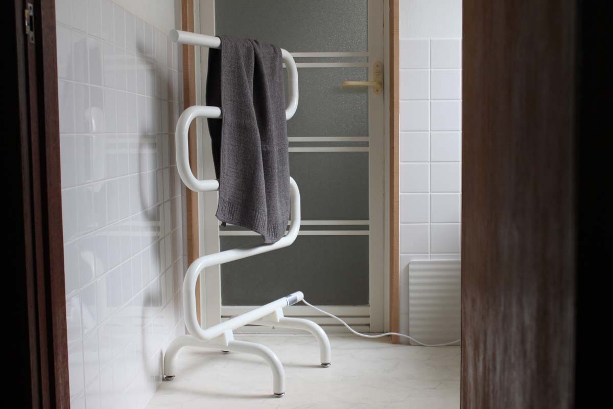 バスタオルや肌着を温められるヒーター。濡れたタオルの乾燥も - 家電
