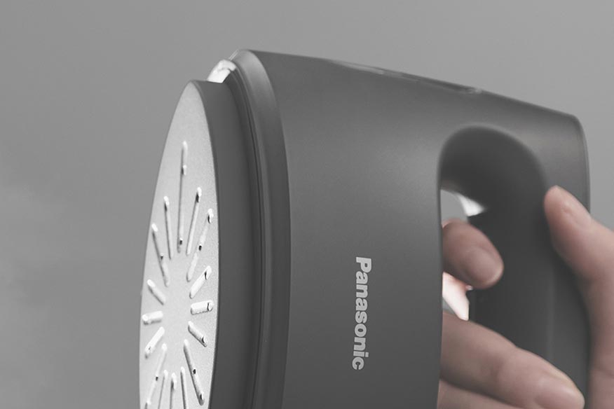 パナソニック、指タッチで蒸気が出る衣類スチーマー - 家電 Watch