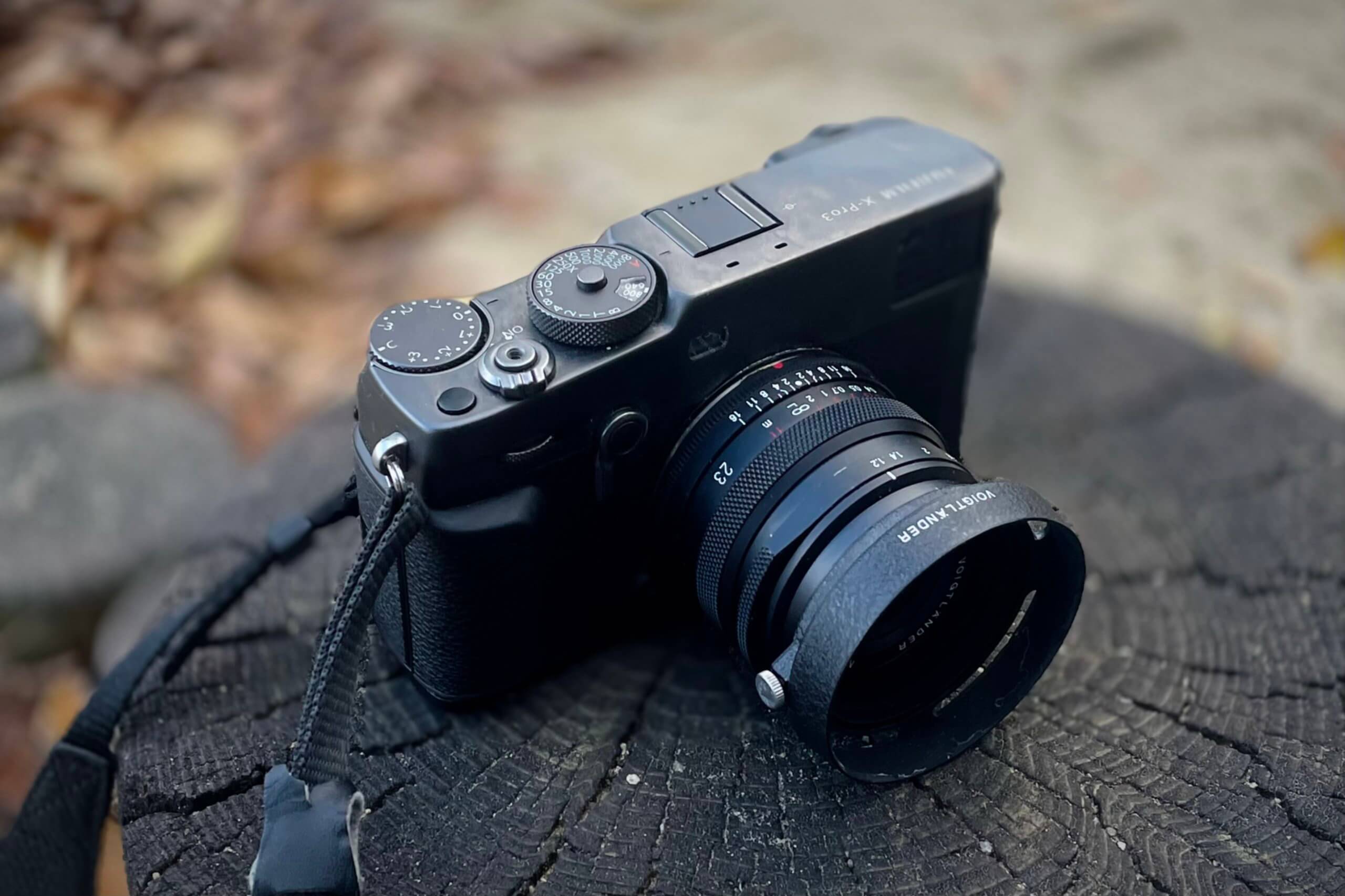 やはり触ると、薄く、軽く、絶妙に手に馴染むジャストサイズのFUJIFILM