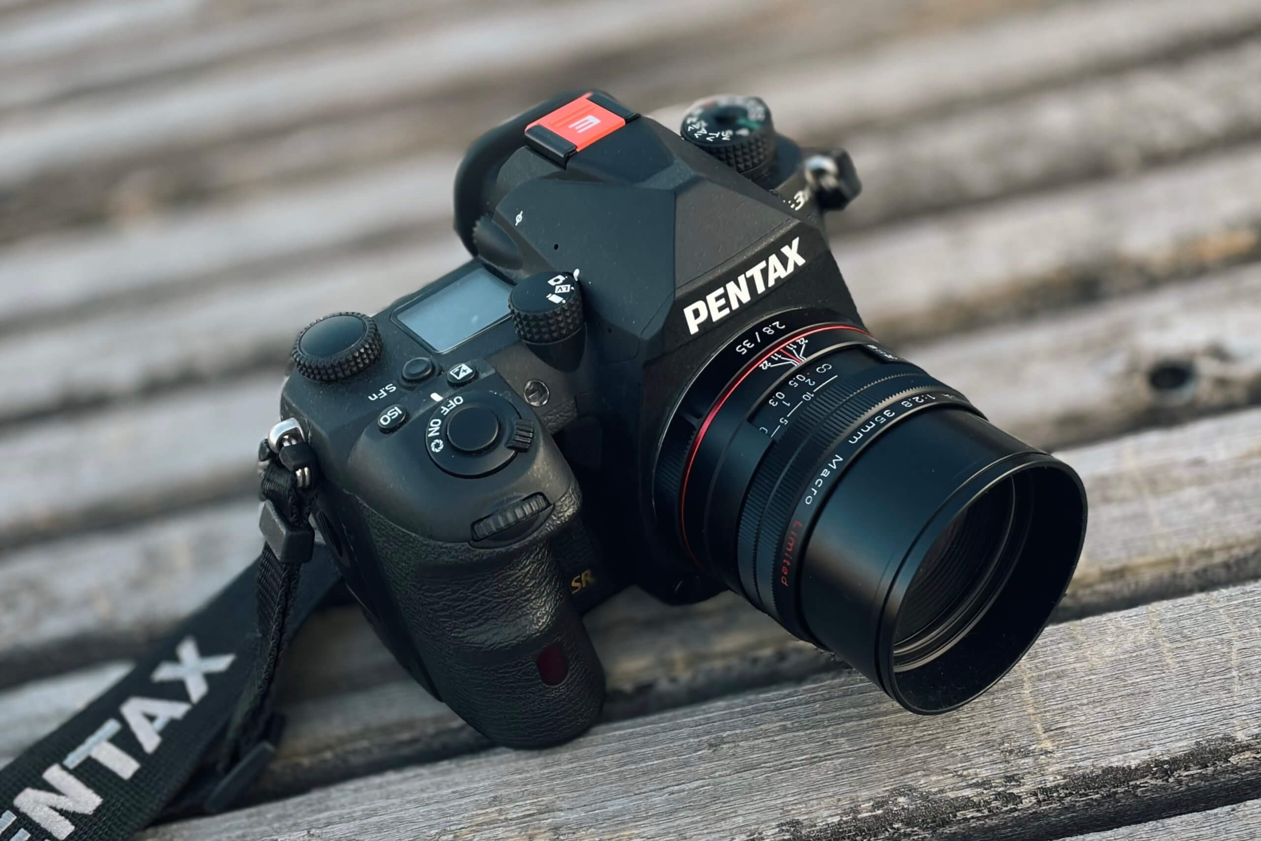 被写体にフードがぶつかるくらい寄れるPENTAXのマクロレンズが楽しい