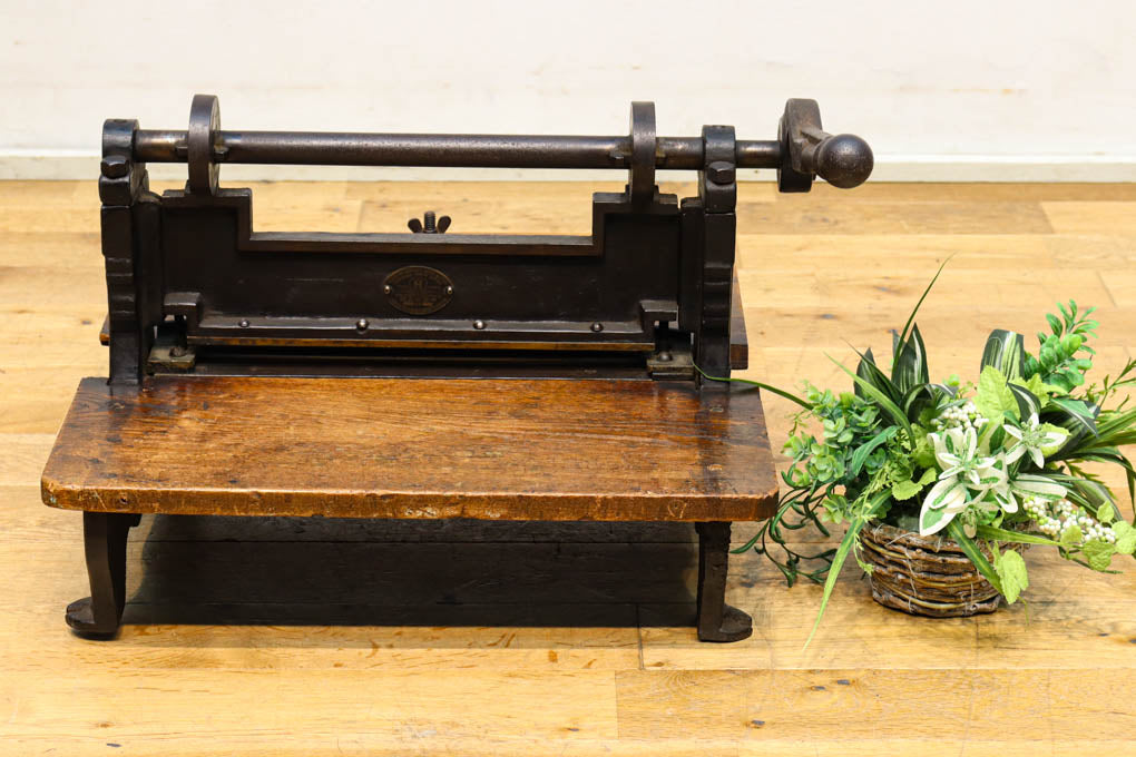 レトロな雰囲気をディスプレイする紙切断機 DC4727 – 古福庵