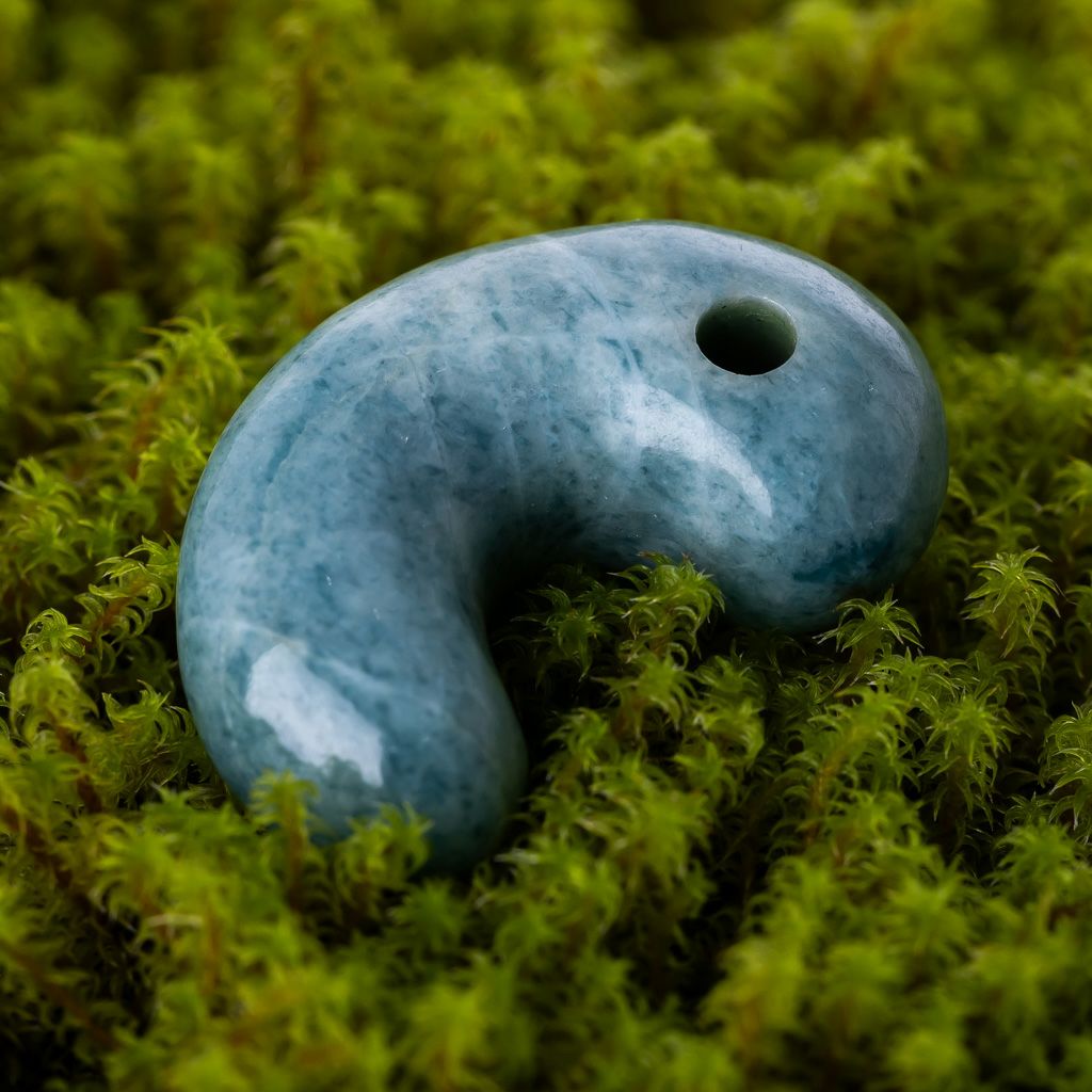 入コン沢・青色・艶美麗】（高品質青色ヒスイ）糸魚川天然翡翠勾玉