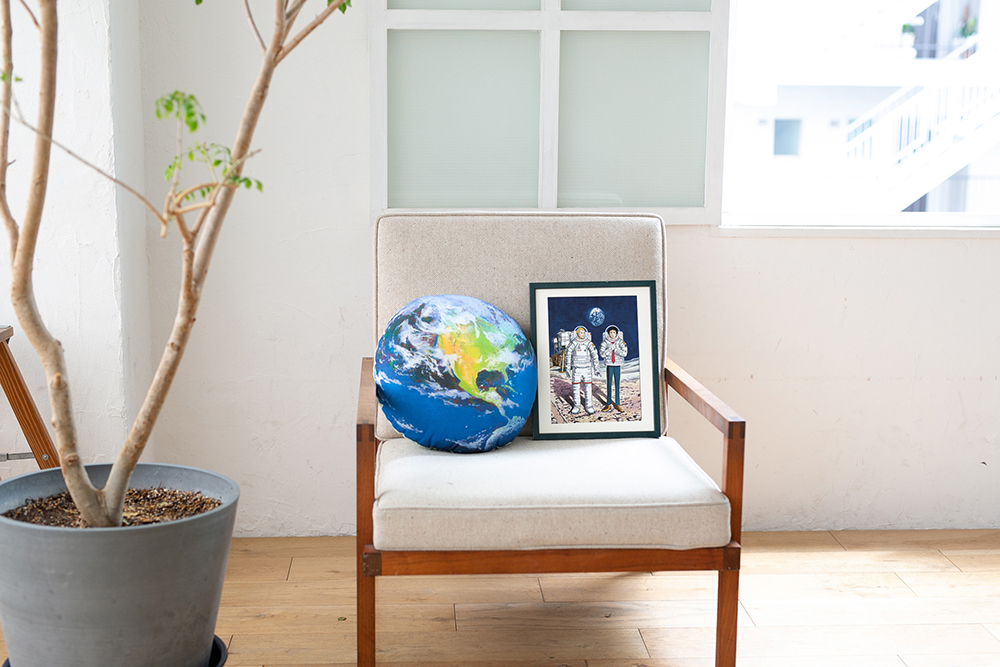 ファン投票で選ばれたあの表紙が複製原画に兄弟をテーマにした月と地球