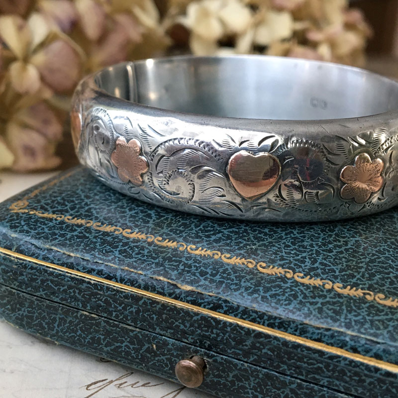 イギリス製 花とハートのシルバーバングル - アンティーク k-nuts