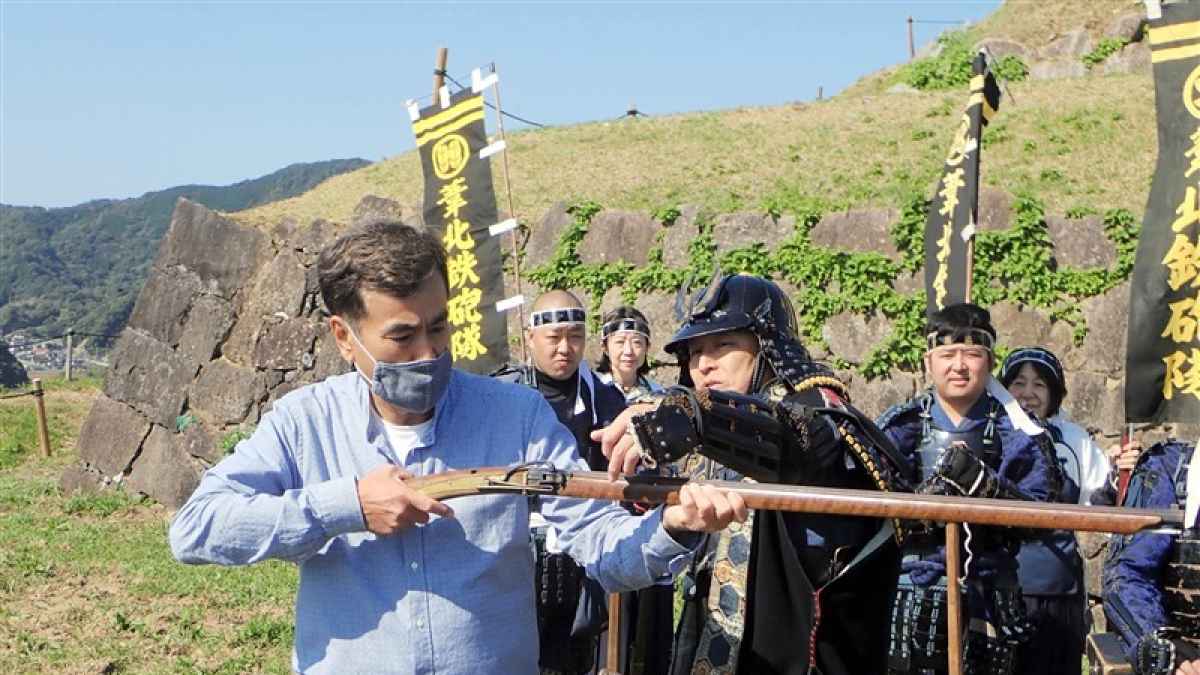 石原良純さん、葦北鉄砲隊に興奮 芦北町を来訪、佐敷城跡に興味津々