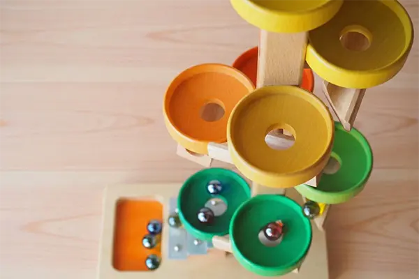 トレイクーゲルタワー(BECK ベック)｜ビー玉がくるくる回る木製