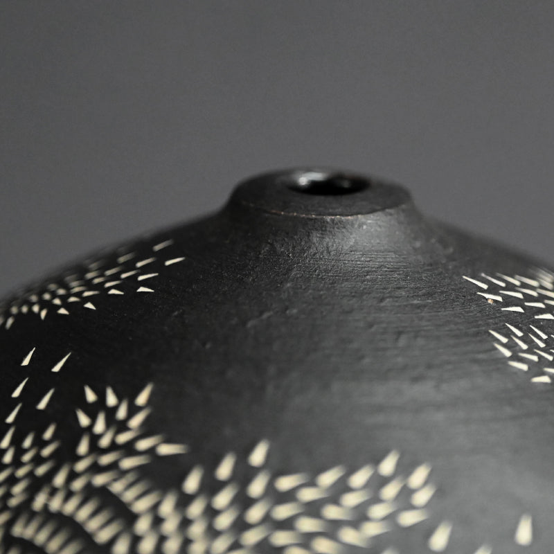 重要な女性アーティストー北村純子の現代花瓶「花入」 / 北村純子