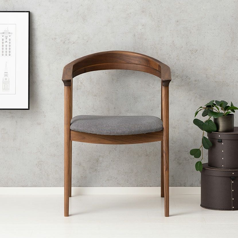 ダイニングチェア 木製 ウォールナット 天然木 肘付き 布張り ラウンド