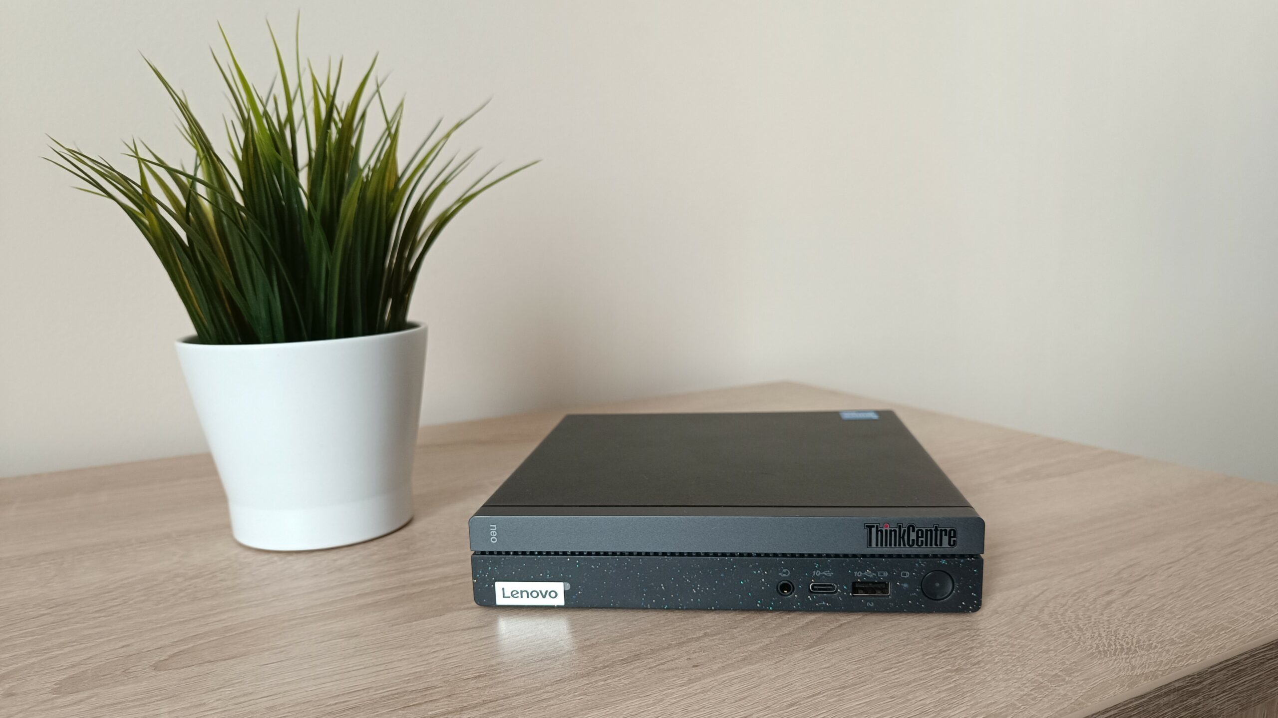 レノボ ThinkCentre Neo 50q Gen 4 レビュー：手のひらサイズの静かで