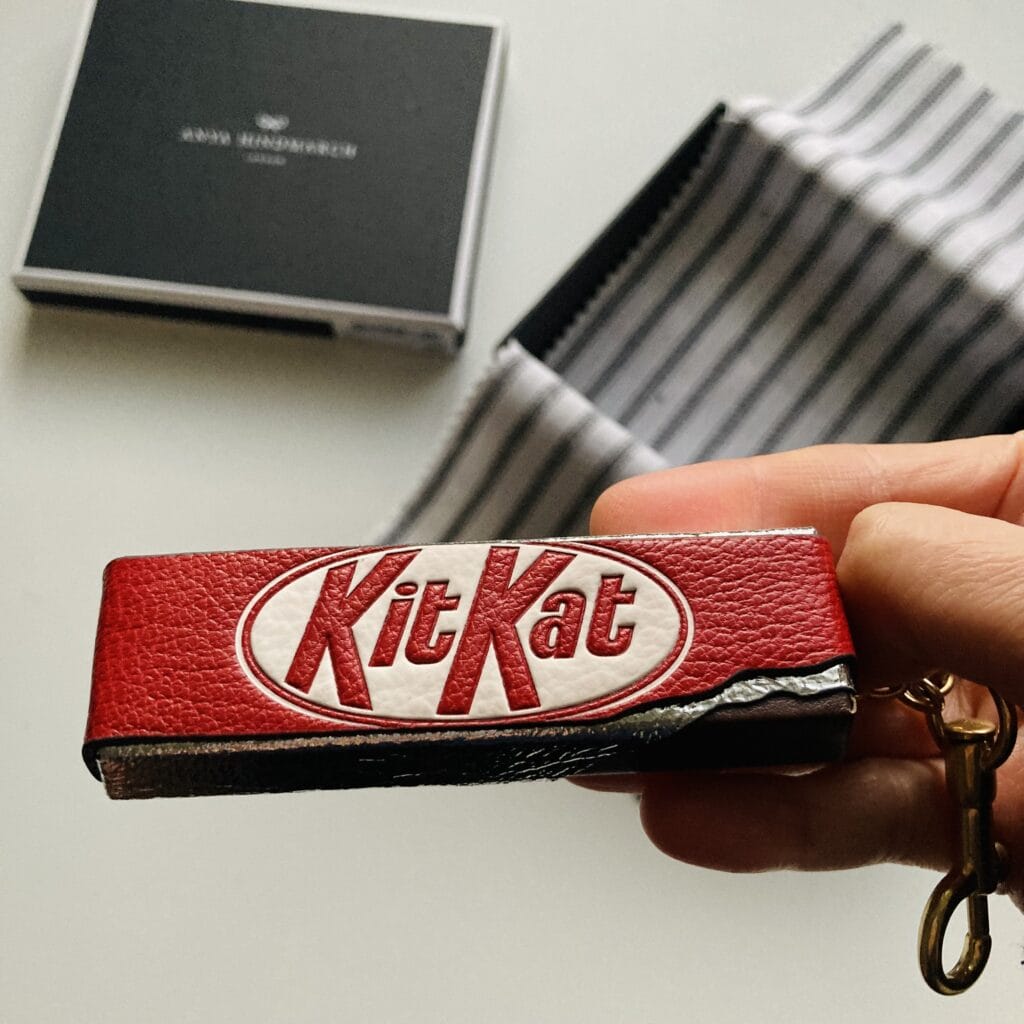 ANYA HINDMARCH アニヤハインドマーチ】キットカットのチャームが可愛